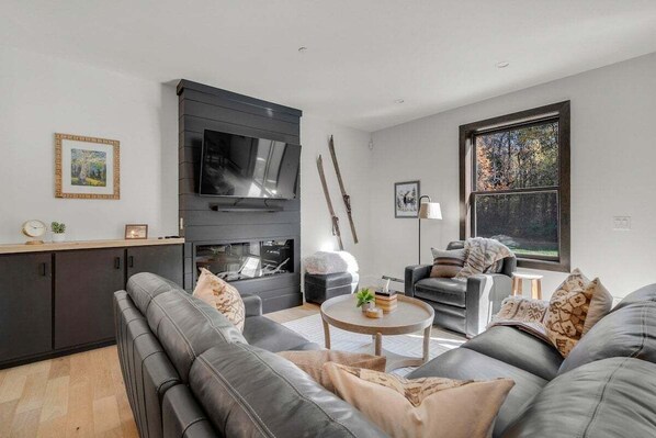 Smart TV, chimenea y libros