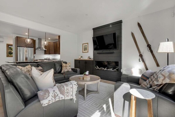 Smart TV, chimenea y libros 