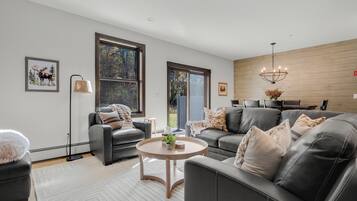 スマートテレビ、暖炉、書庫