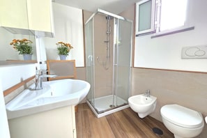 Shower, free toiletries, hair dryer, bidet