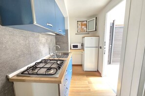 Køleskab, mikrobølgeovn, ovn, kogeplade