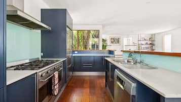 Apartamento | Cozinha privada | Talheres/pratos/utensílios de cozinha