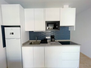 Kjøleskap, brødrister og kjøkkenutstyr