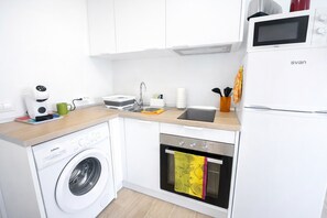Kühlschrank, Mikrowelle, Toaster, Kochgeschirr/Geschirr/Besteck