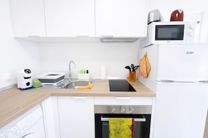 Kühlschrank, Mikrowelle, Toaster, Kochgeschirr/Geschirr/Besteck