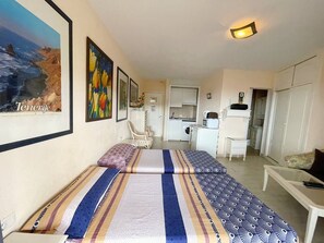 Een strijkplank/strijkijzer, wifi, beddengoed