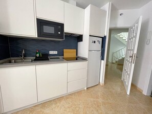 Kjøleskap, mikrobølgeovn, brødrister og kjøkkenutstyr