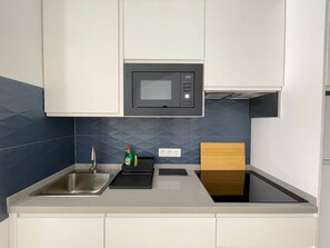 Refrigerador, microondas, tostadora y utensilios de cocina 