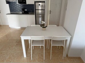 Kjøleskap, mikrobølgeovn, brødrister og kjøkkenutstyr