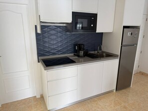 Kjøleskap, mikrobølgeovn, brødrister og kjøkkenutstyr