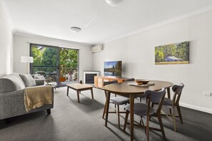 Living area - Spacious 2-bed Apartment in Heart of Leura (Leura)