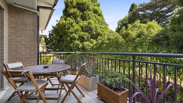 Apartment | Outdoor dining