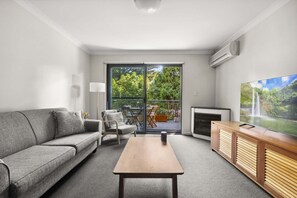 Living area - Spacious 2-bed Apartment in Heart of Leura (Leura)