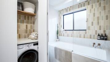 Bañera, secador de pelo, toallas, jabón