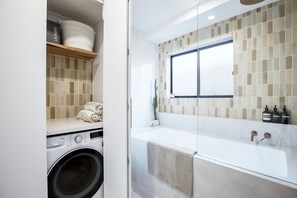 Departamento | Baño | Tina, secadora de cabello, toallas, jabón 