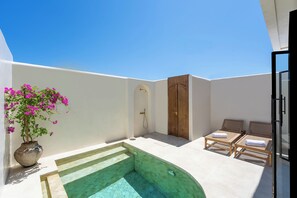 Piscine extérieure, chaises longues