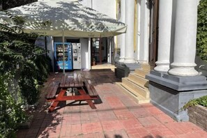 Outdoor dining - Pension David (Bucharest)