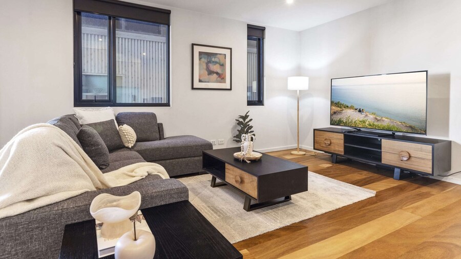 Oceanfront 2-bed With Balcony & Study Nook