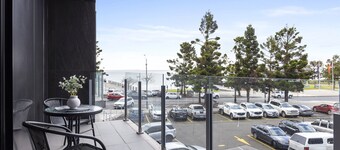 Oceanfront 2-bed With Balcony & Study Nook