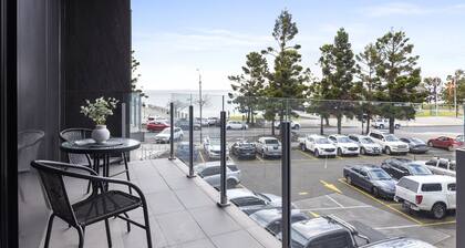 Oceanfront 2-bed With Balcony & Study Nook