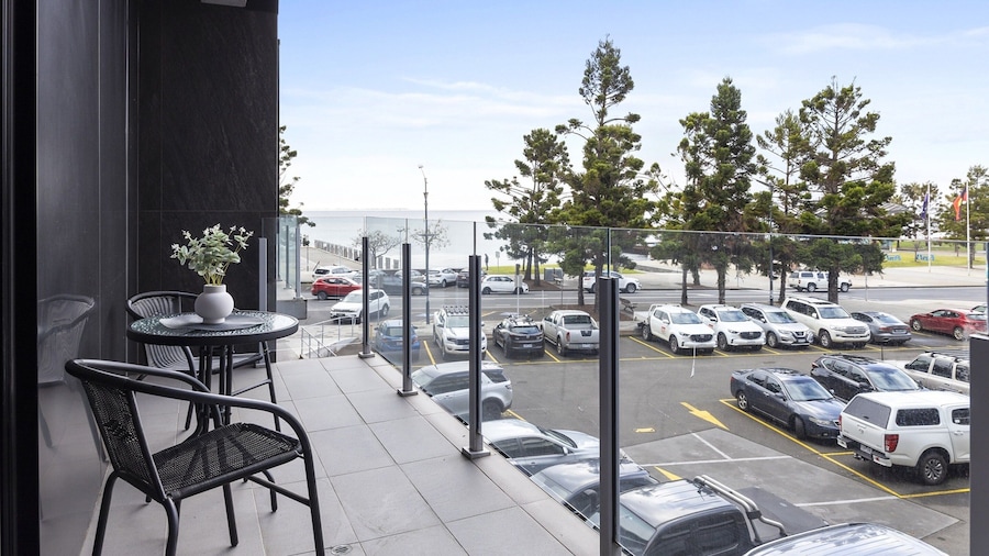 Oceanfront 2-bed With Balcony & Study Nook