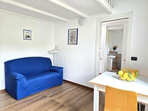 City-Apartment, Stadtblick | Wohnbereich | 40-Zoll-Flachbildfernseher mit Digitalempfang