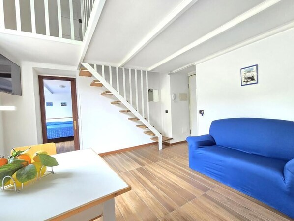 City-Apartment, Stadtblick | Wohnzimmer | 40-Zoll-Flachbildfernseher mit Digitalempfang
