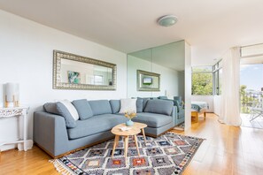 Apartment | Living room - Bronte Beach Coastal Apartment With Ocean View (Sydney)