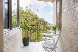 Apartment | Balcony - Bronte Beach Coastal Apartment With Ocean View (Sydney)