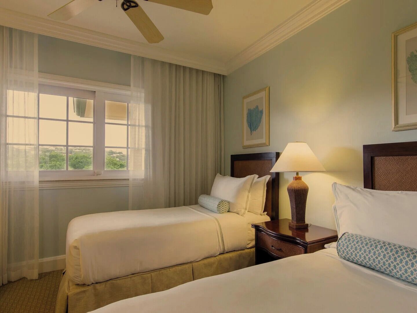 مكواة/لوح كي وخدمة الإنترنت وملاءات أسرّة