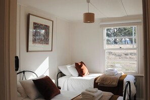 3 bedrooms, iron/ironing board, free WiFi, bed sheets - Pip's Place at Lisdillon Estate (Little Swanport)
