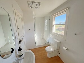 Asciugacapelli, asciugamani, sapone, carta igienica