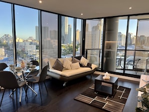 Apartment | Living area - Stylish 1-bed With Pool, Gym & Free Parking (Brisbane)