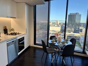 Dining - Stylish 1-bed With Pool, Gym & Free Parking (Brisbane)