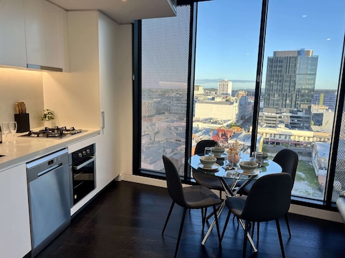 Stylish 1-bed With Pool, Gym & Free Parking