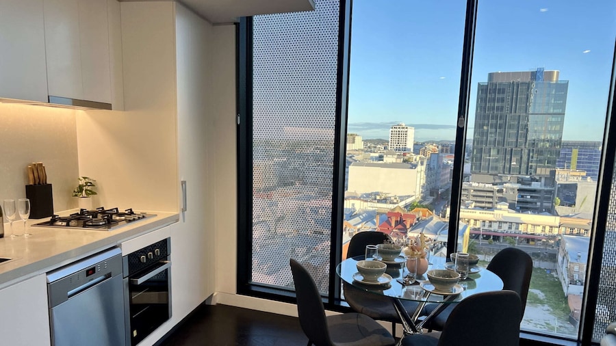 Stylish 1-bed With Pool, Gym & Free Parking