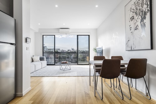 Northcote 3-bed Townhouse Near Cafes & Shops