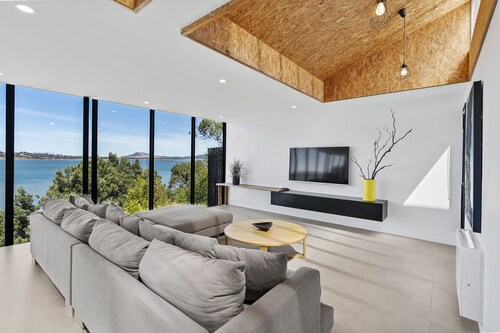 Stylish Home With Outdoor Area & Spectacular Views