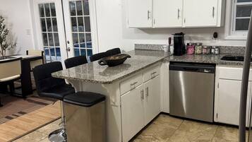 Micro-ondes, four, plaque de cuisson, lave-vaisselle