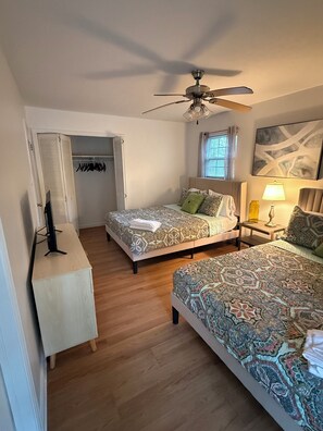 4 bedrooms, iron/ironing board, WiFi, bed sheets