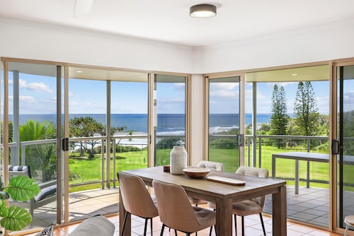 Oceanside Apartment With Views of Yaroomba Beach