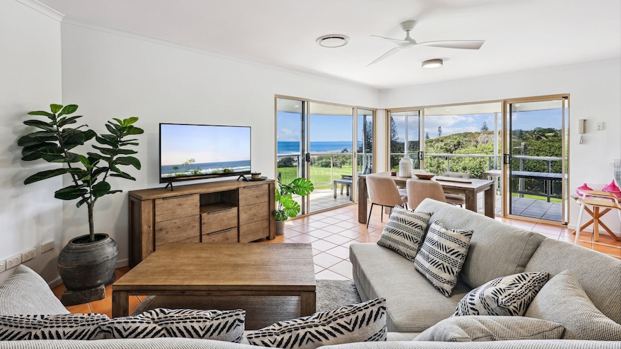 Oceanside Apartment With Views of Yaroomba Beach