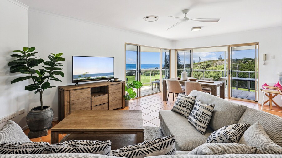 Oceanside Apartment With Views of Yaroomba Beach