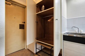 Hiustenkuivaaja, pyyhkeet, saippua, vessapaperi