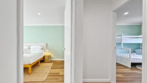 Une chambre à coucher avec un lit, une table de chevet et une commode.