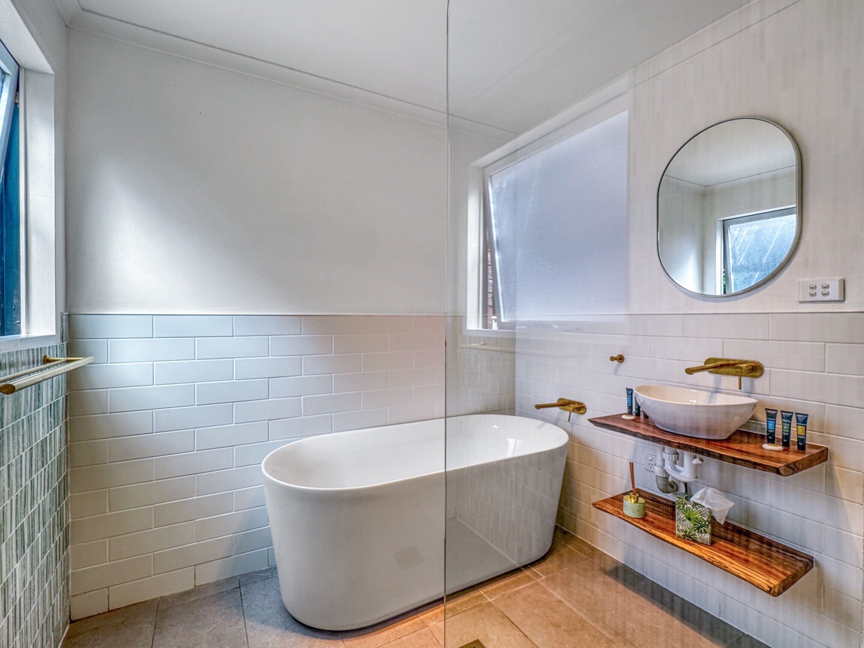 Apartment | Bathroom | Bathtub, hair dryer, towels, soap
