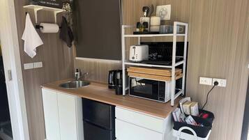 Réfrigérateur, four à micro-ondes, surface de cuisson, grille-pain