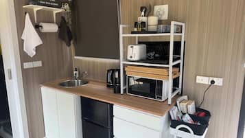 Jääkaappi, mikroaaltouuni, liesi, leivänpaahdin