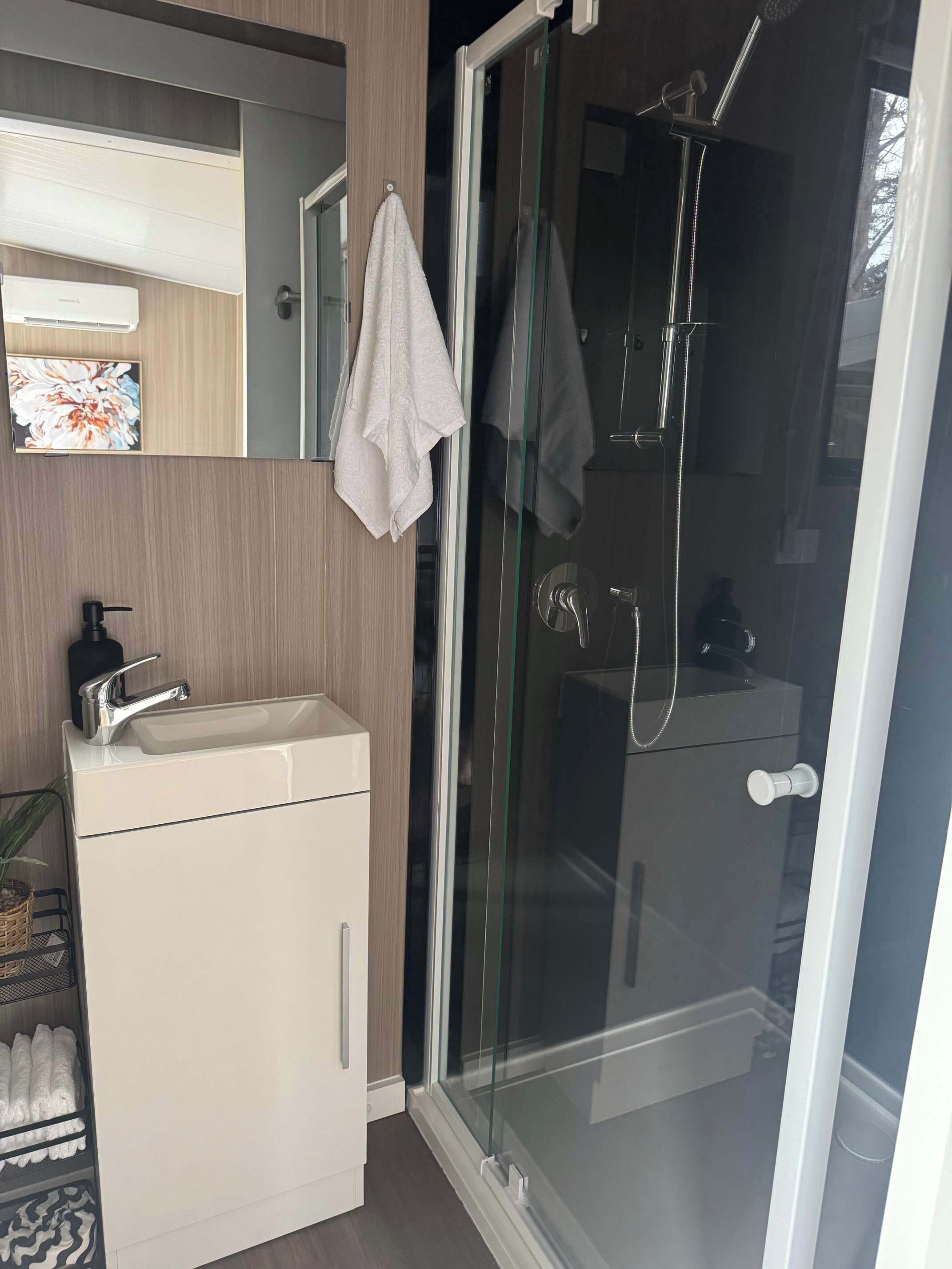 Douche, sèche-cheveux, serviettes fournies