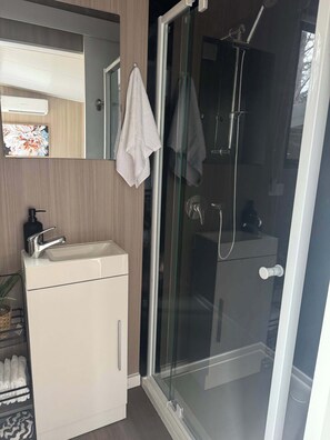 Douche, sèche-cheveux, serviettes fournies